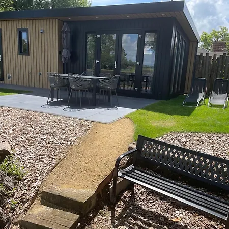 Vogelvrij, Woning Met Landelijk Uitzicht En Geheel Omheinde Tuin * Burgerbrug